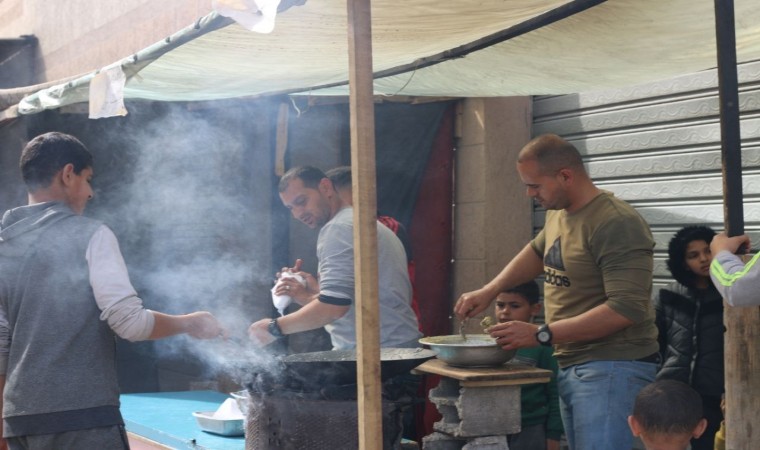 Gazzede enkaza dönen kentin en eski restoranın çalışanları çareyi tezgah açmakta buldu