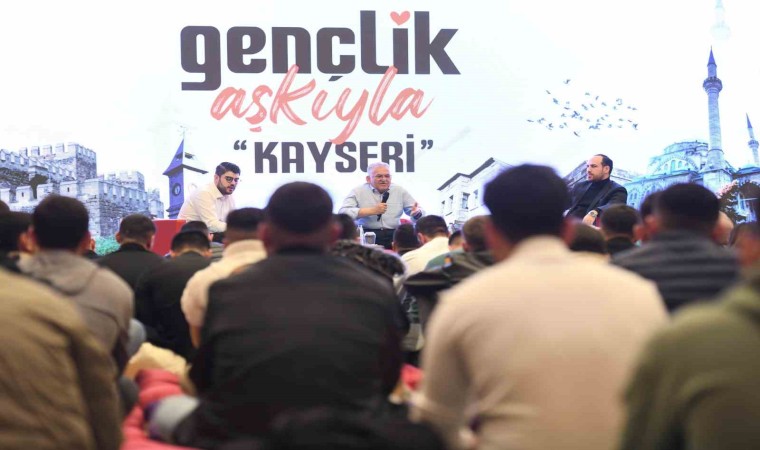 Gençler sordu, Başkan Büyükkılıç, ‘gençlik aşkıyla cevapladı