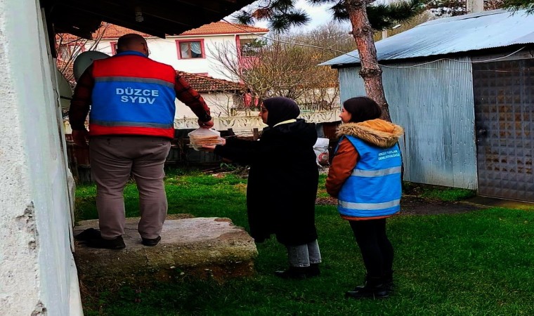 Gençler yurtlarda kalan yemekleri ihtiyaç sahiplerine taşıyor