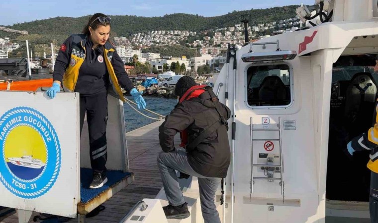 Gezi teknesinde rahatsızlanan vatandaşa Sahil Güvenlikten tıbbi tahliye