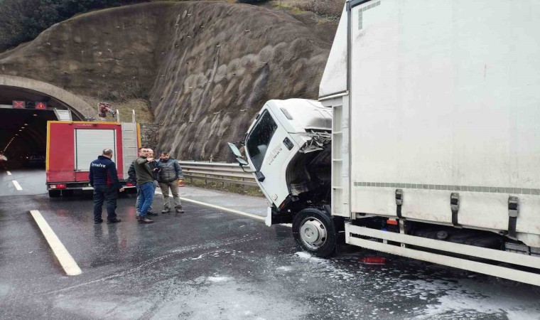 Gıda yüklü Kamyonetin motorunda yangın çıktı