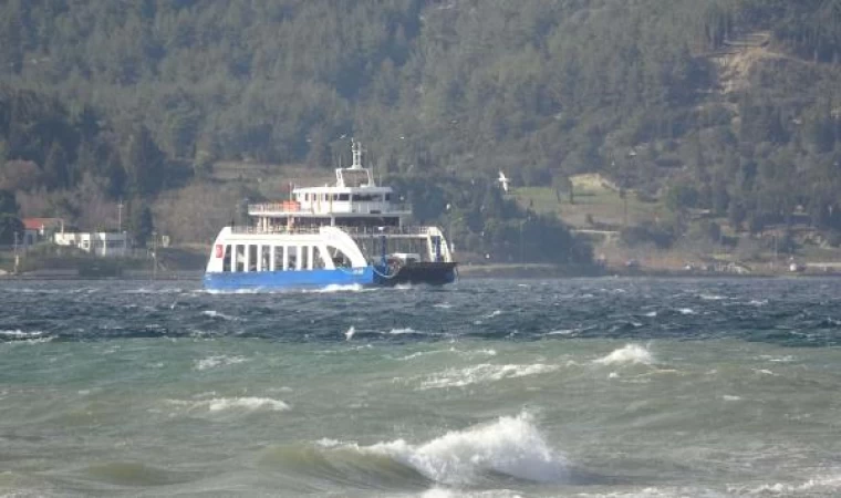 Gökçeada ve Bozcaada feribot seferlerine ’fırtına’ engeli