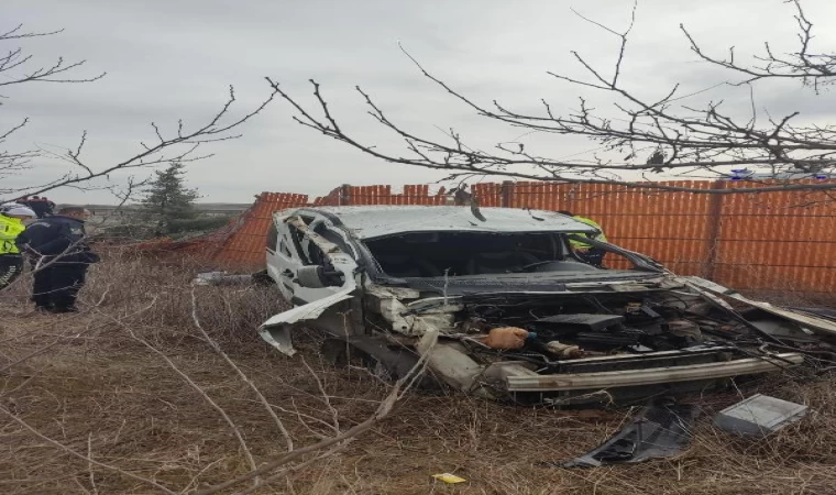 Hafif ticari araç, rüzgar bariyerine çarptı; 1’i ağır 2 yaralı