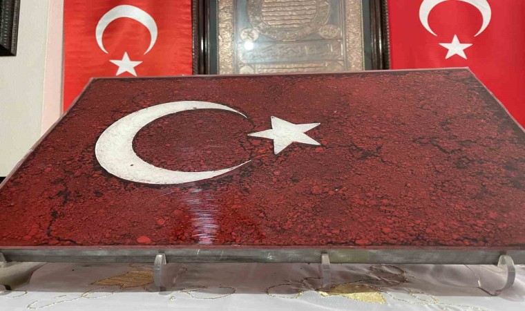 Hain darbe girişiminde şehit düşenlerin toprağı, bu tabloda Türk bayrağı olarak yıllarca korunacak