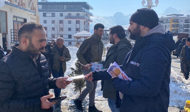 Hakkari polisi Siberay bilgilendirme broşürü dağıttı