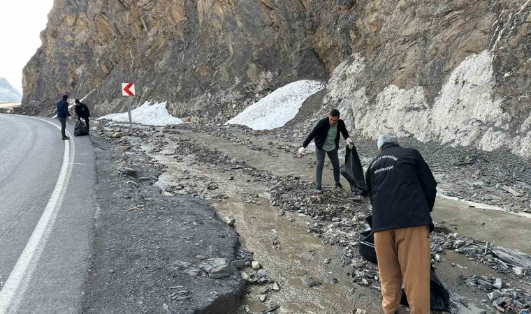 Hakkari şehir girişi çöplerden arındırıldı