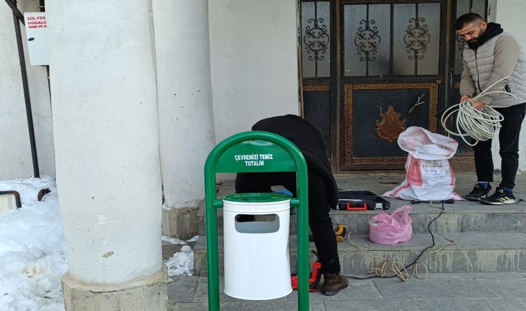 Hakkarinin dört bir yanına çöp kovası yerleştirildi