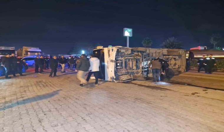 Hatayda göreve giden polisleri taşıyan midibüs devrildi: 10 yaralı