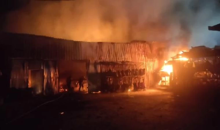 Hatay’da hurda deposu, yangında küle döndü