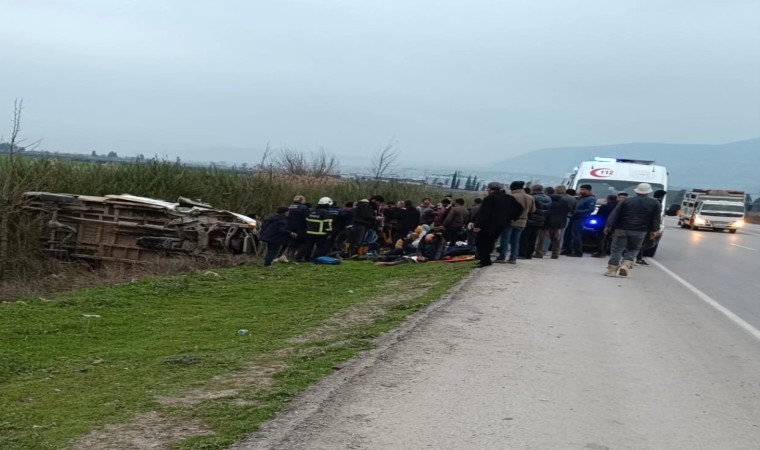 Hatayda tarım işçilerini taşıyan minibüs tarlaya uçtu: 13 yaralı