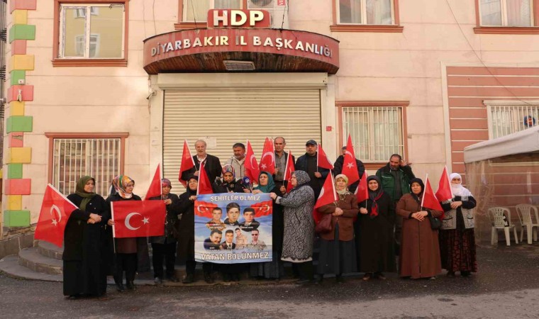 HDP önündeki evlat mücadelesinde Gara Şehitleri anıldı