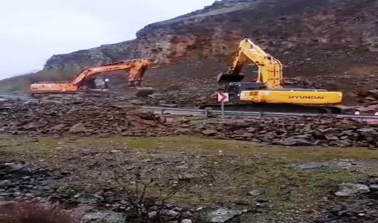 Heyelan gelen bölgede yol genişletme çalışmaları devam ediyor