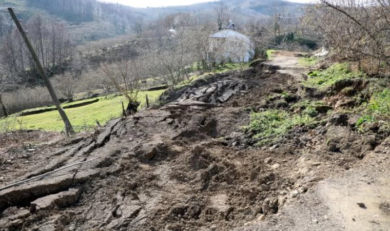 Heyelanlar, köyü parça parça yutuyor