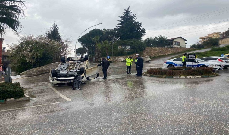 Hızını alamayan otomobil, kavşakta devrilerek ters döndü: 1 yaralı