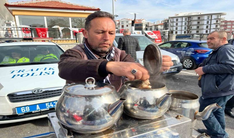 İhtiyaç sahiplerine burs ulaşsın diye kendi çocuğu için çay satıyor