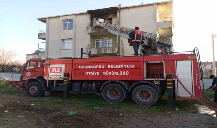 İki katlı evde çıkan yangın uzun uğraşlar sonucu kontrol altına alındı