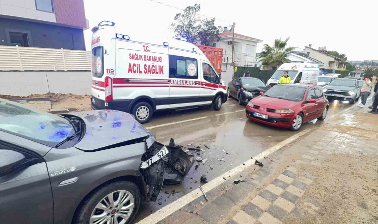 İki otomobil kafa kafaya çarpıştı: 1i çocuk 4 yaralı