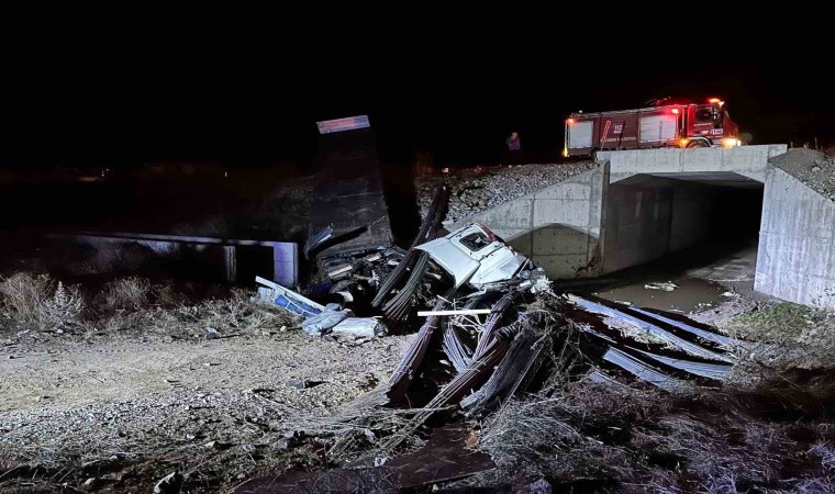 İnşaat demiri yüklü tır 3 metrelik menfezden aşağı düştü