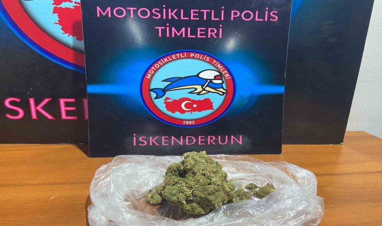 İskenderunda 200 gram esrar bulunduran şüpheli yakalandı