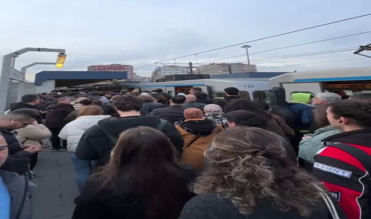 İstanbulda metro bozuldu, vatandaşlar yolda kaldı