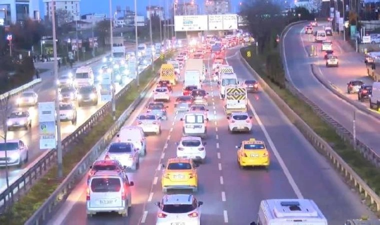 İstanbul’da okulların açılmasıyla trafik yoğunluğu oluştu