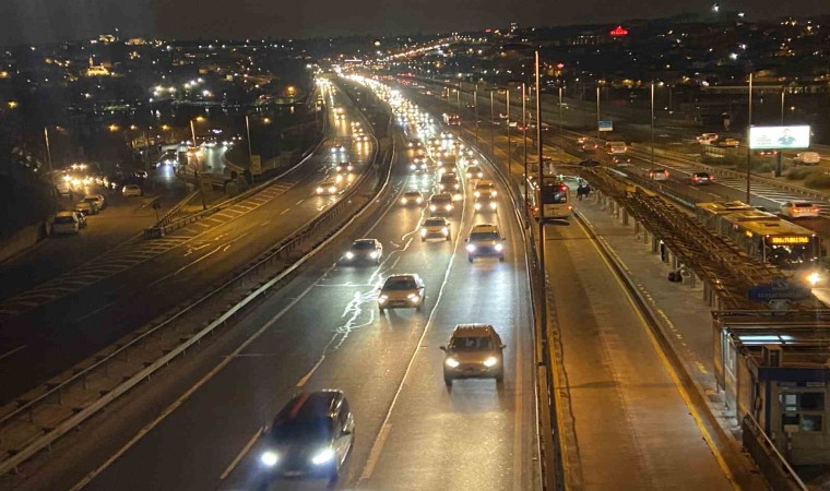 İstanbulda okulların yeniden açılmasıyla sabah trafik yoğunluğu oluştu