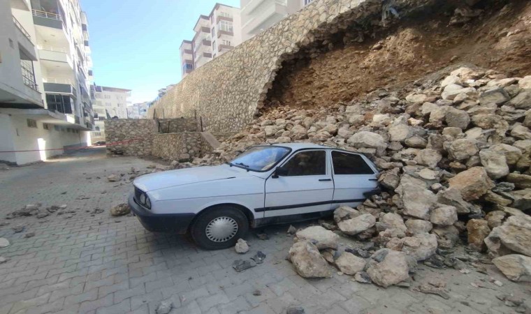 İstinat duvarı otomobillerin üzerine çöktü