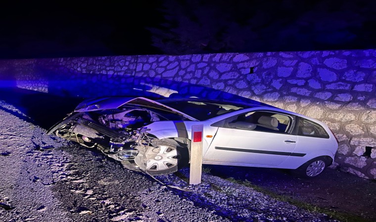 İstinat duvarına çarpan otomobilin sürücüsü yaralandı