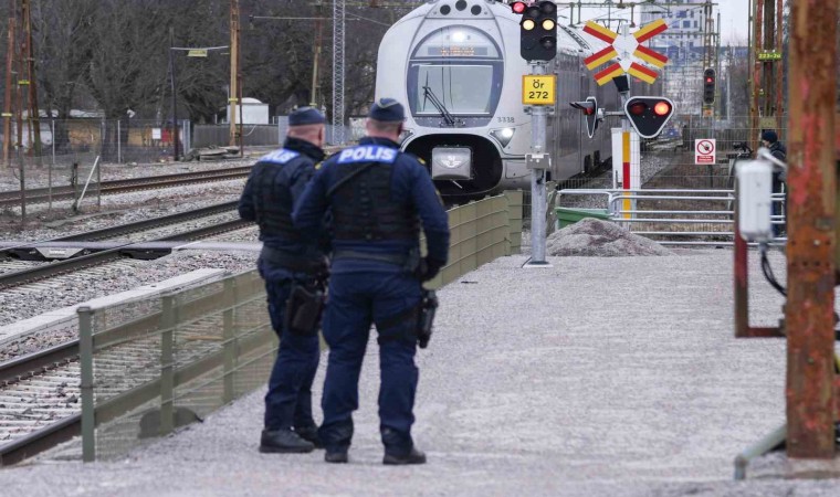 İsveçte yük treni yayalara çarptı: 3 ölü