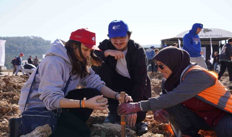 İTÜlü öğrenciler, YK Enerjinin Milastaki eski maden sahasına ‘250. Yıl Hatıra Ormanı için fidan dikti