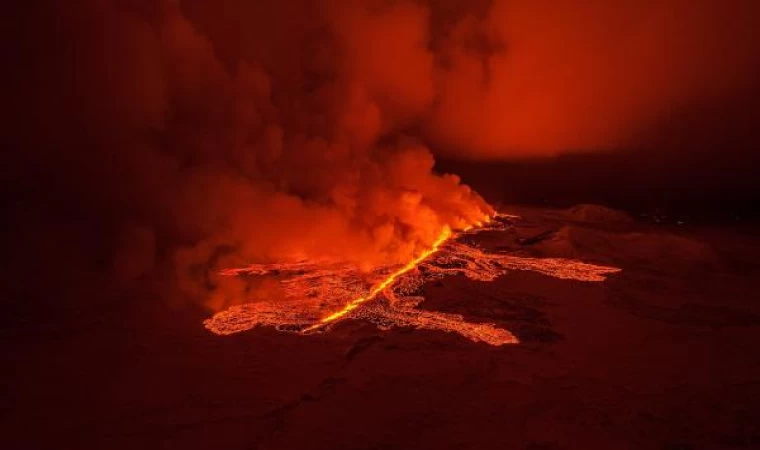 İzlanda’da 3’üncü kez patlayan yanardağ sebebiyle acil durum ilan edildi