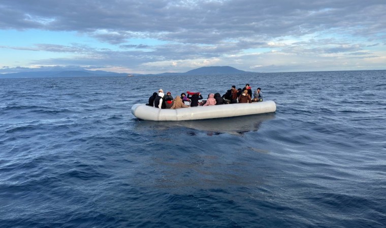 İzmir açıklarında 23ü çocuk 43 göçmen kurtarıldı