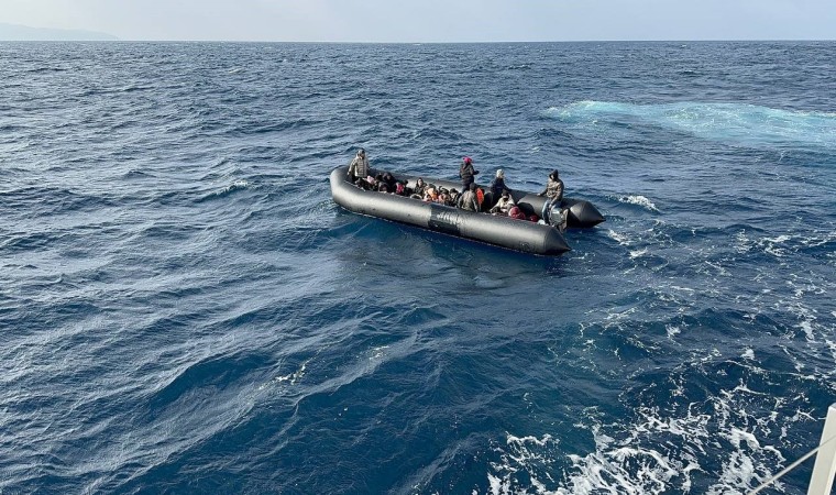 İzmir açıklarında 57si çocuk 159 düzensiz göçmen kurtarıldı