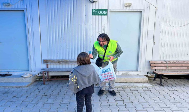 İzmir depremimde oğlunu kaybeden simge isim Elifin babası, enkaz kentte afetzede vatandaşlara umut oluyor