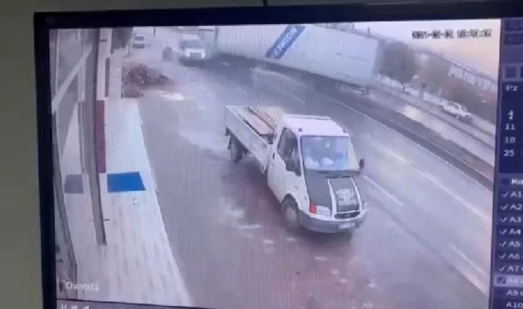 İzmir’de fabrika işçilerinin taşındığı servis minibüsü ile TIR çarpıştı: 3 ölü, 14 yaralı (4)