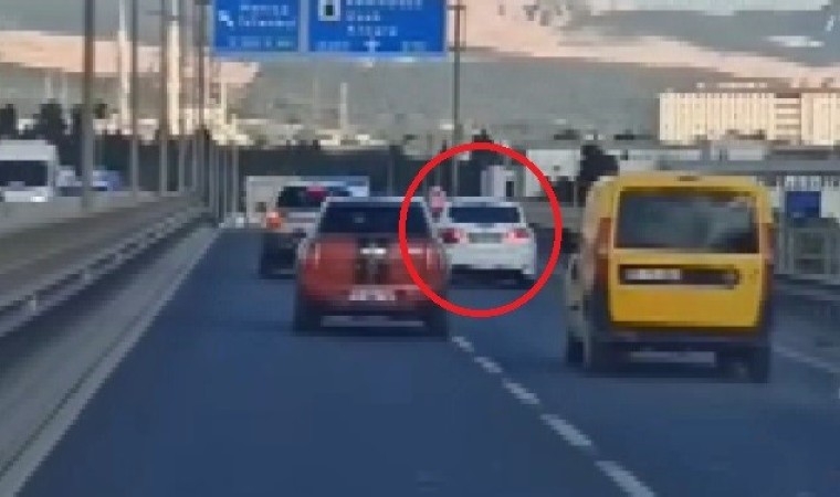 İzmirde makas atarak trafiği tehlikeye atan sürücü yakalandı