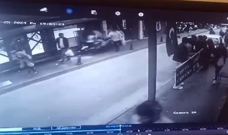 İzmirde motosiklet kaldırımda yürüyen yayaların arasına daldı: 3 yaralı