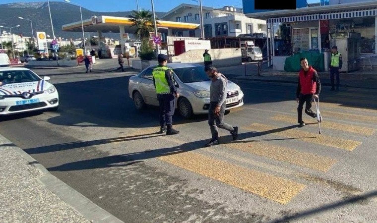 Jandarma ekipleri sürücü ve yayaları bilgilendirdi