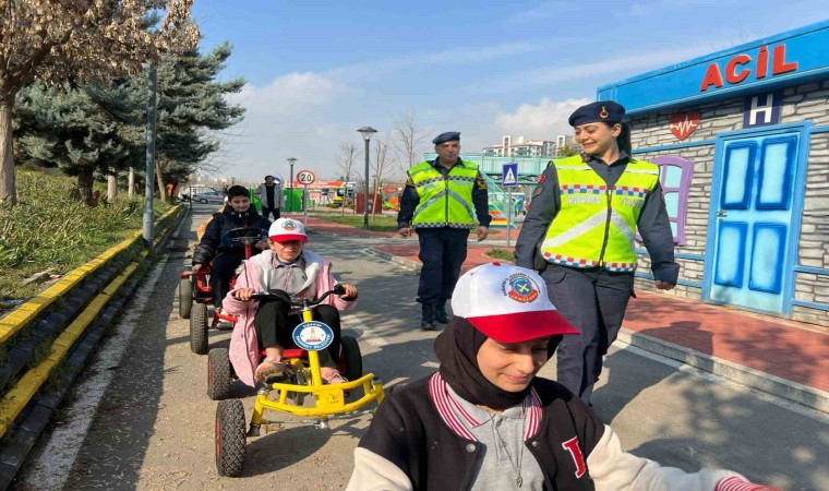 Jandarmadan öğrencilere temel trafik eğitimi