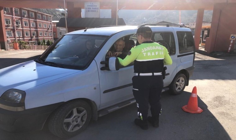 Jandarmadan sürücülere gül suyu ve şeker ikramı