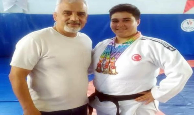 Judoda kazandığı şampiyonlukları, depremde kaybettiği antrenörüne hediye etti