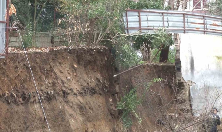 Kadıköyde istinat duvarı iş makinesinin üzerine çöktü: 1 yaralı