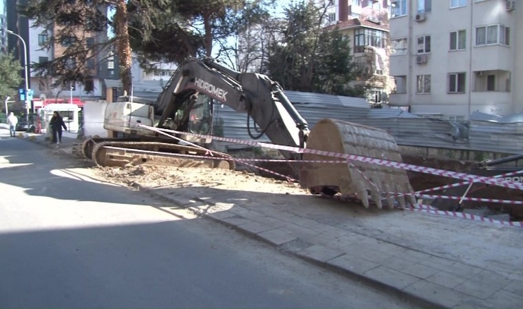 Kadıköyde önlem alınmayan inşaat alanı tehlike saçıyor