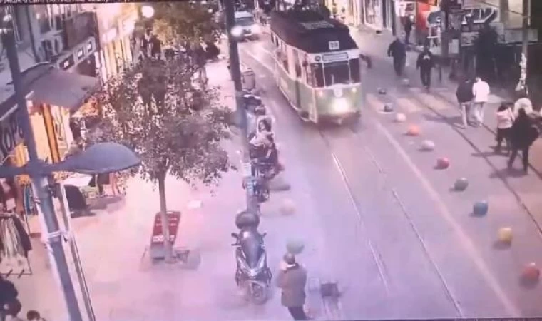 Kadıköy’de torununu kurtaran kadının tramvayın altında kalarak hayatını kaybettiği anlar kamerada