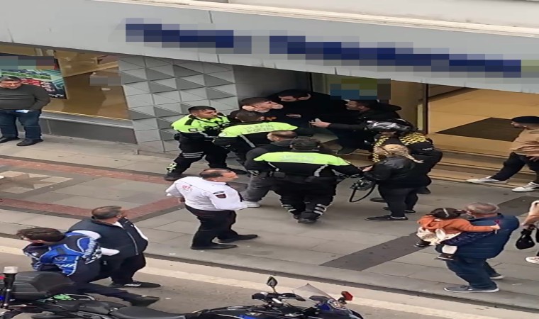 ‘Kafayı vuracağım diyerek tehdit ettiği polise tekme attı: O anlar kamerada