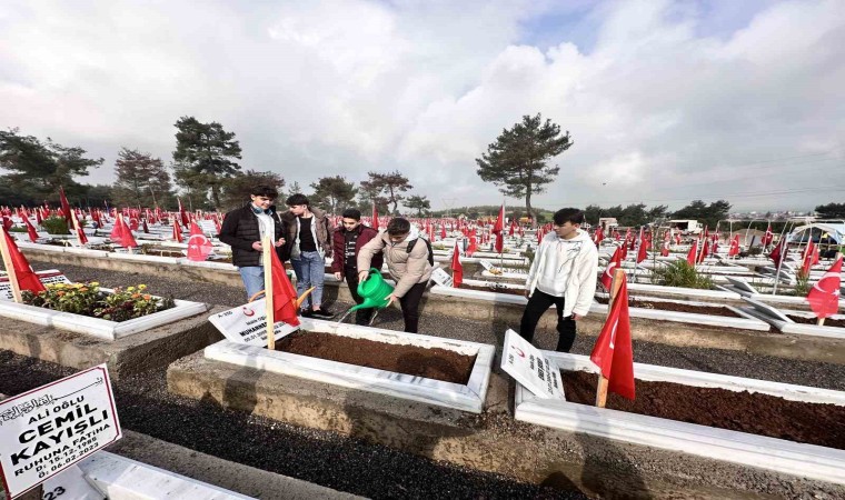 Kahramanmaraşta depremin yıldönümünde mezarlıklar doldu taştı