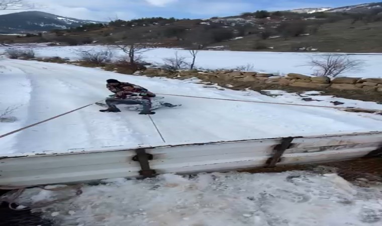 Kamyonet arkasına bağladıkları tekerlekle karda kaymanın keyfini yaşadılar