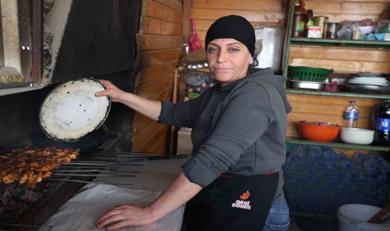 Kanserle mücadele eden depremzede kadın, kebapçılık yaparak evlatlarına umut oluyor