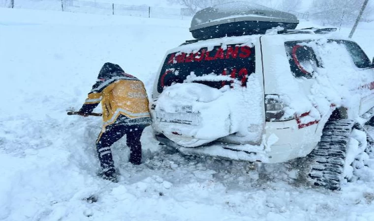 Kara saplanan paletli ambulans traktörle kurtarıldı