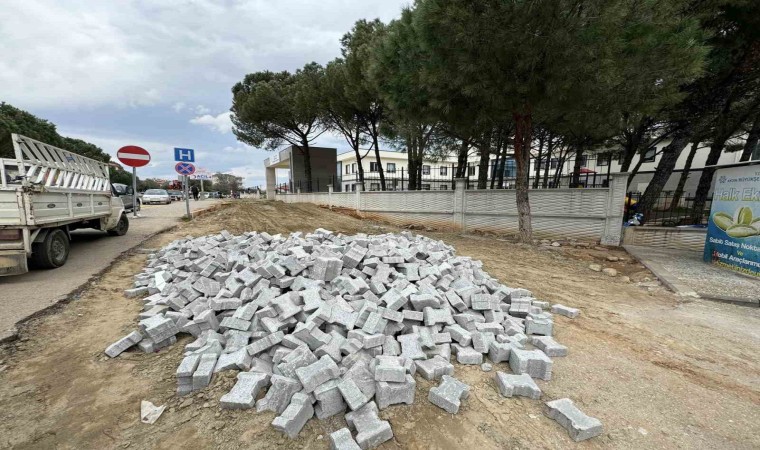 Karacasu İlçe Devlet Hastanesinin yolları yapılıyor